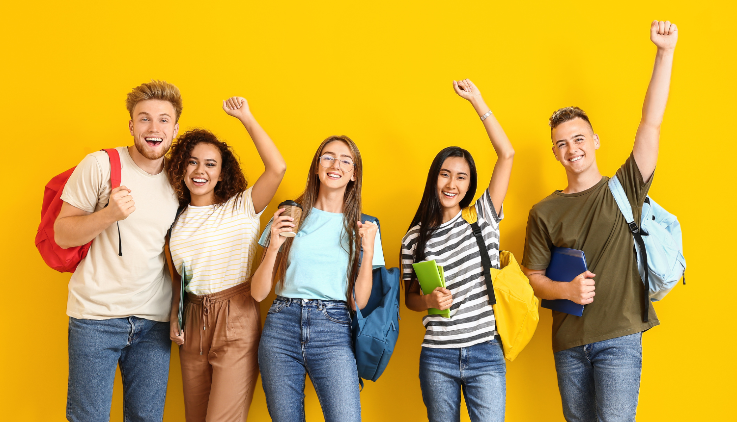 laimīgi jaunieši ar grāmatām un mugursomām