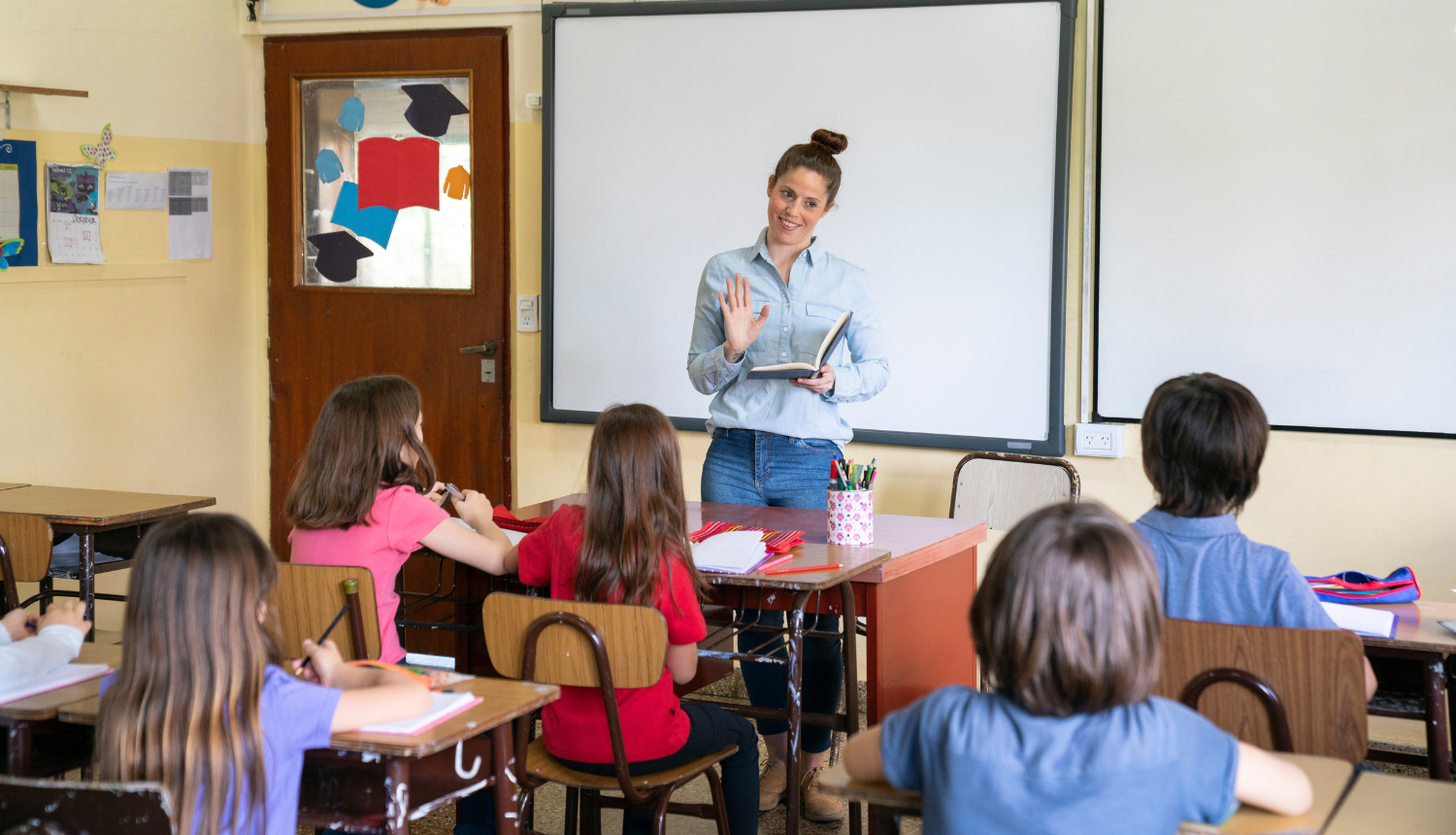 Skolotāja pasniedz klasei stundu