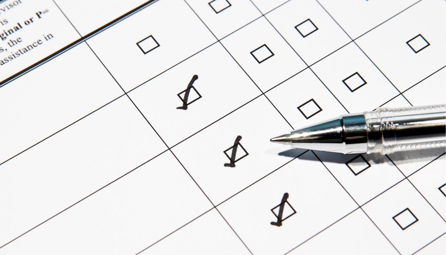 Pildspalva stāv uz aizpildītas aptaujas