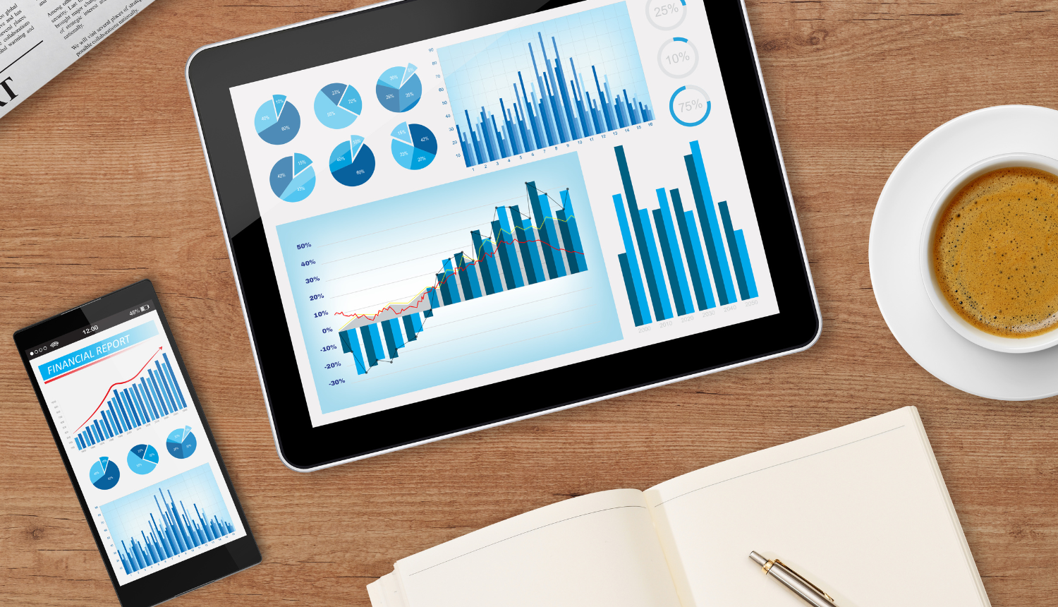 Tālrunī un planšetdatorā redzamas dažādas diagrammas ar datiem