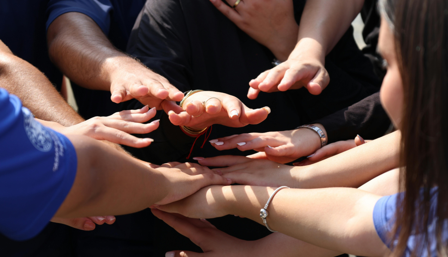 Jaunieši salikuši aplī kopā rokas