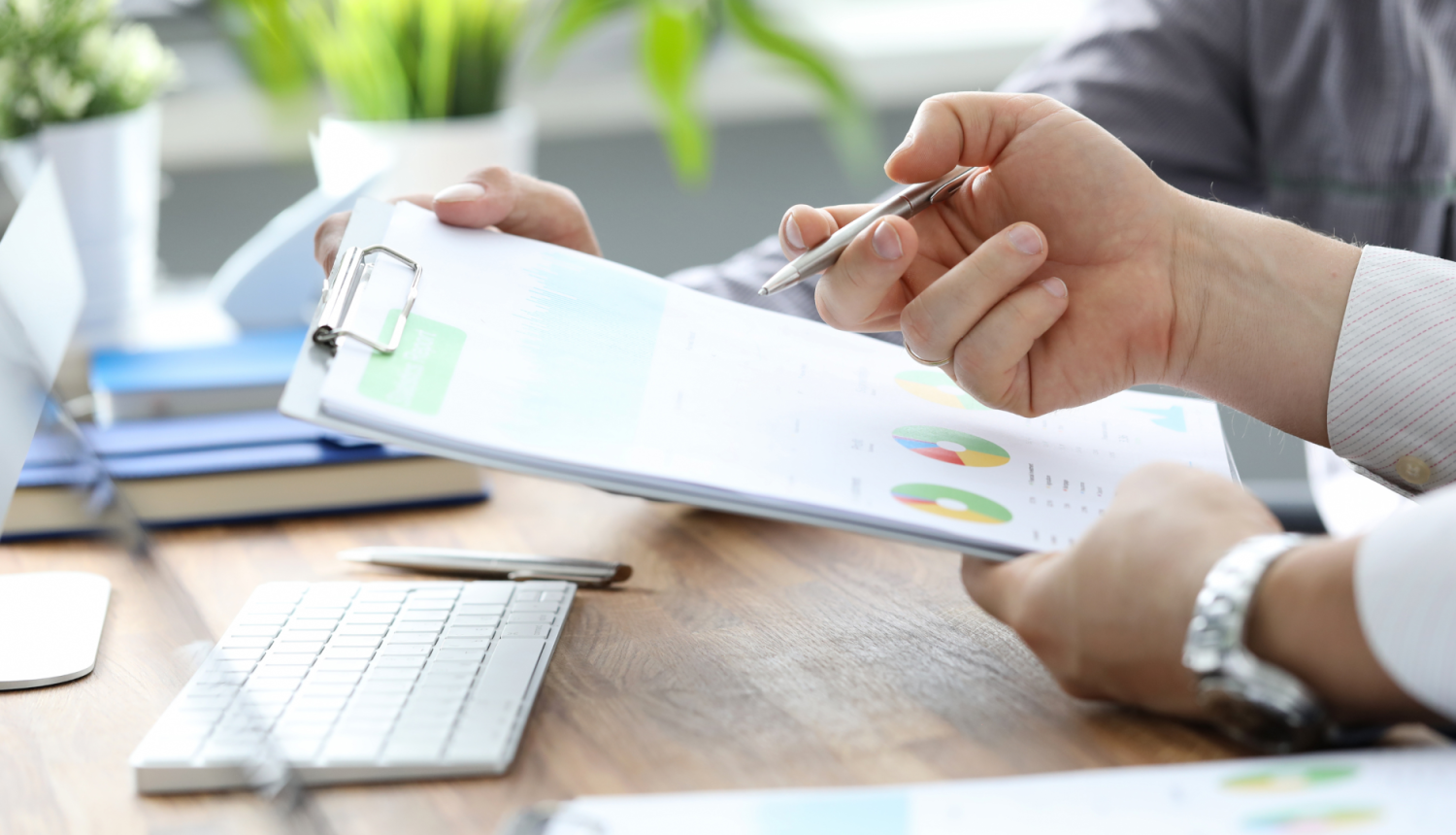 Cilvēku rokas, rokās dokumenti