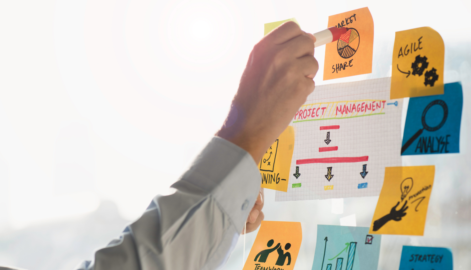 projekta plāns uz stikla sienas