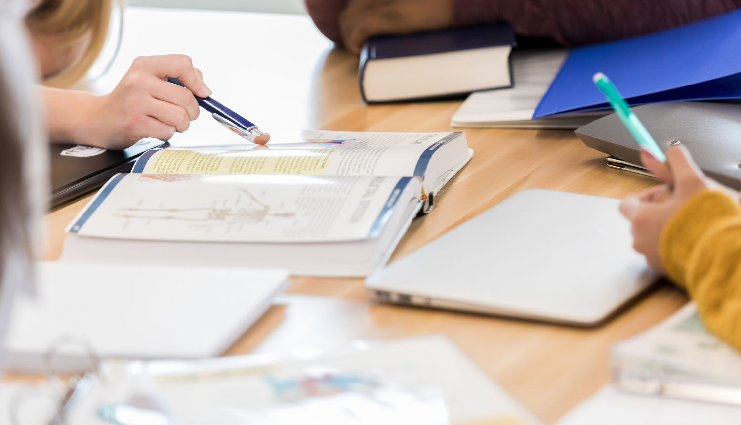 Skolēni lasa grāmatas un pilda uzdevumus