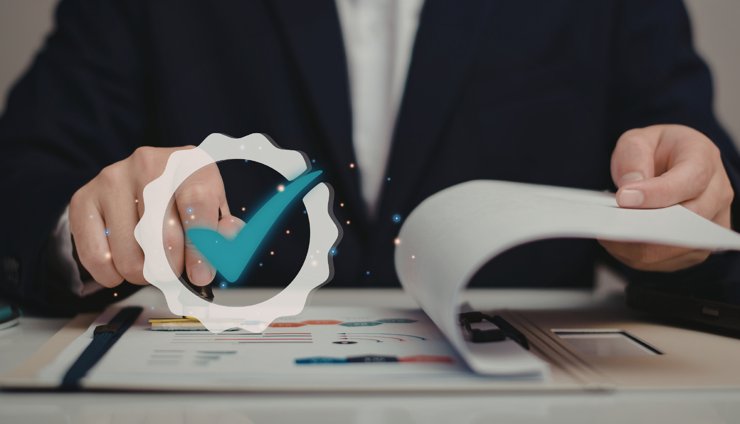 Cilvēks pēta dokumentus