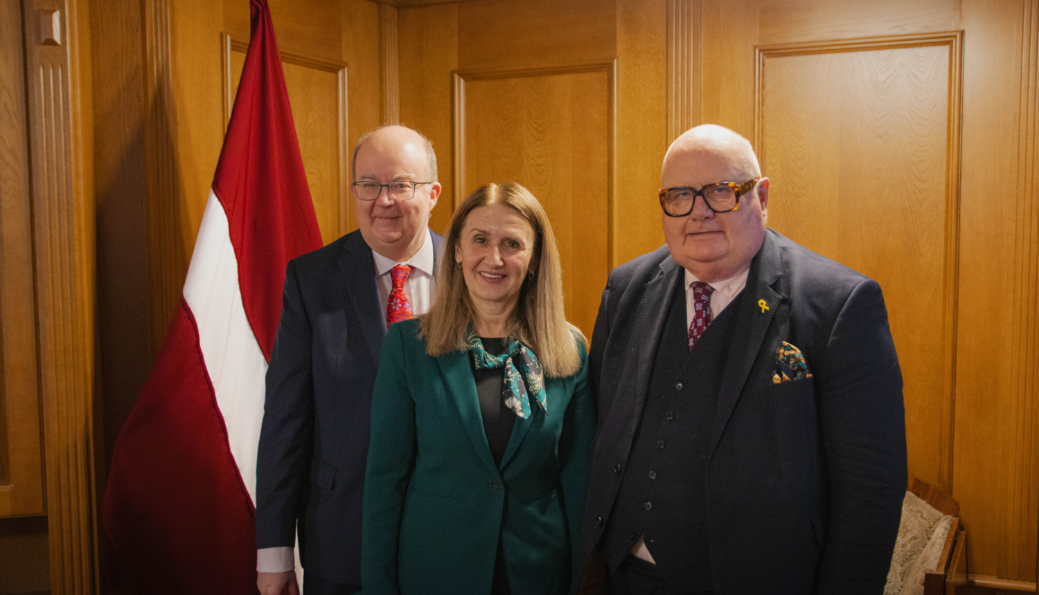 Apvienotās Karalistes vēstnieks Latvijā V.E. Pols Bramels, IZM valsts sekretāra p.i. Inita Juhņēviča, Apvienotās Karalistes īpašais sūtnis pēcholokausta jautājumos lords Ēriks Pikls
