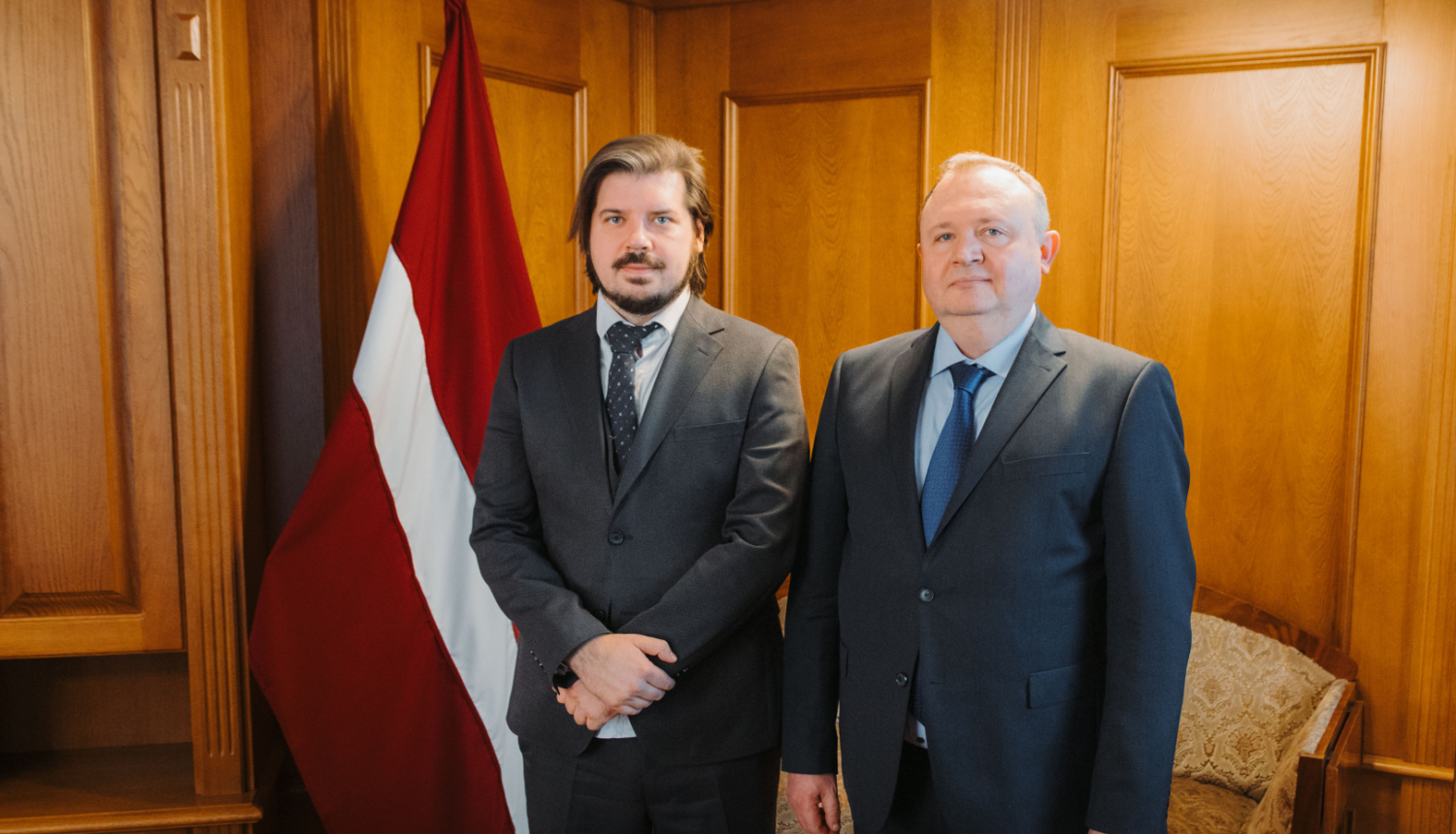 Jānis Paiders un Ukrainas valsts Kosmosa aģentūras vadītājs pienākumu izpildītājs Volodimirs Mihejevs 