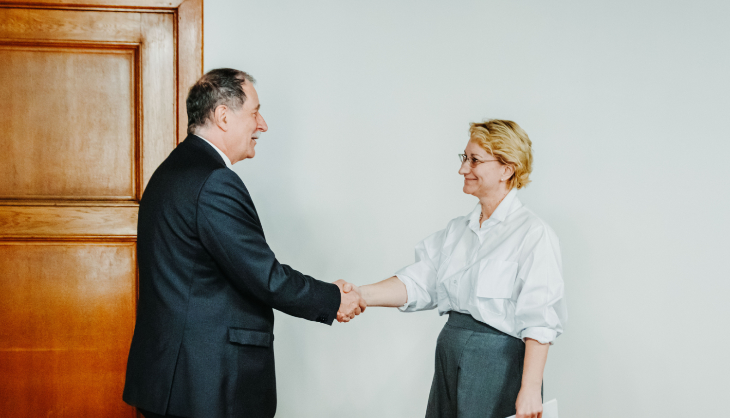 IZM ministre Dace Melbārde un Rumānijas ārkārtējo un pilnvaroto vēstnieku Latvijā V.E. Serdžu Nistoru (Sergiu Nistor)