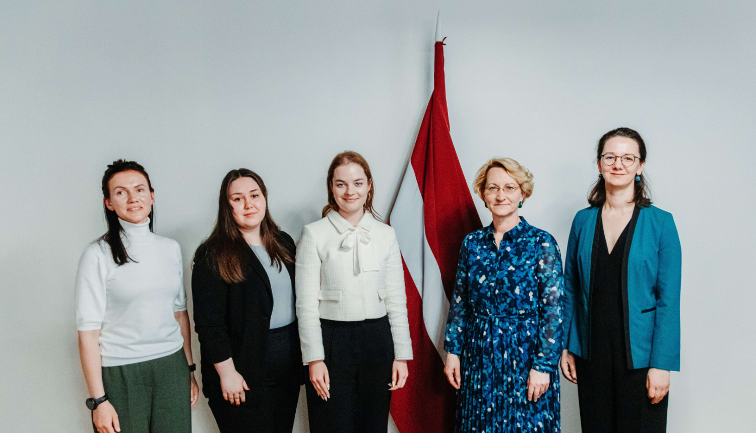 Izglītības un zinātnes ministre Dace Melbārde ar biedrības “Latvijas Jaunatnes padome” (LJP) pārstāvjiem