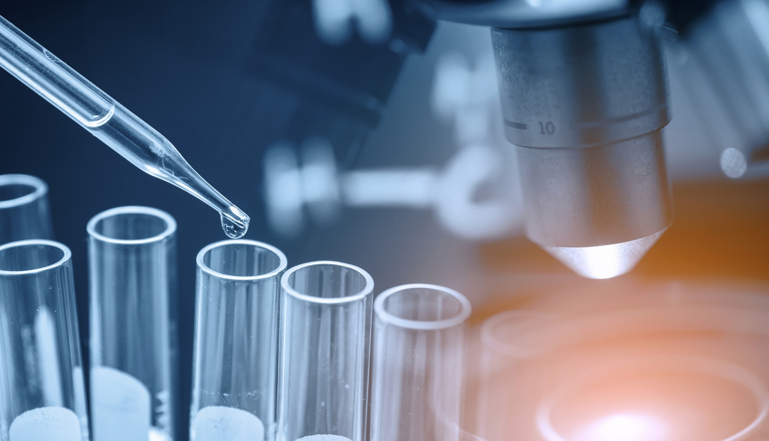 Zinātnes laboratorija, mēģenē tiek pilināts šķidrums.