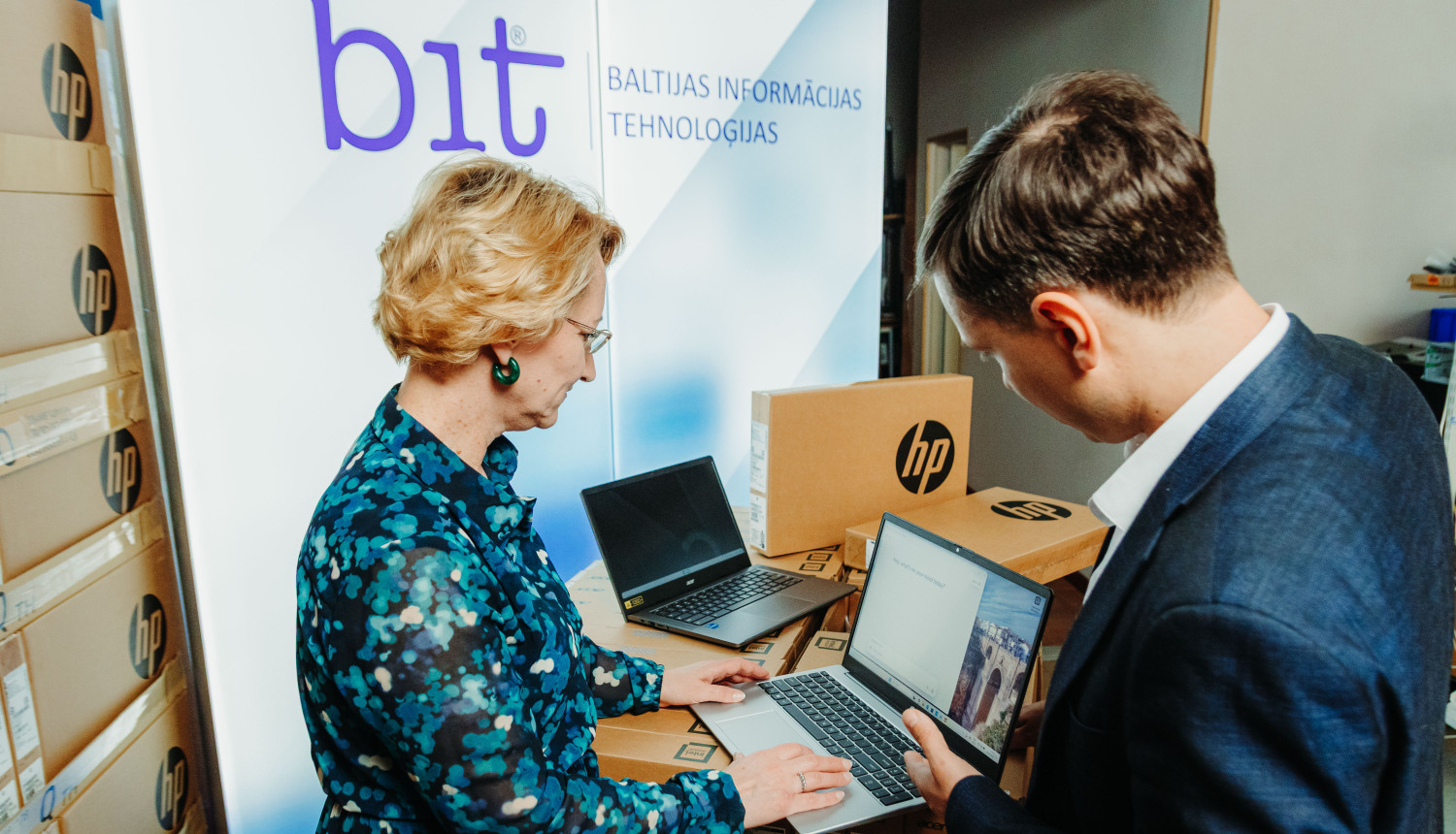 Izglītības un zinātnes ministre Dace Melbārde pēta HP firmas portatīvo datoru