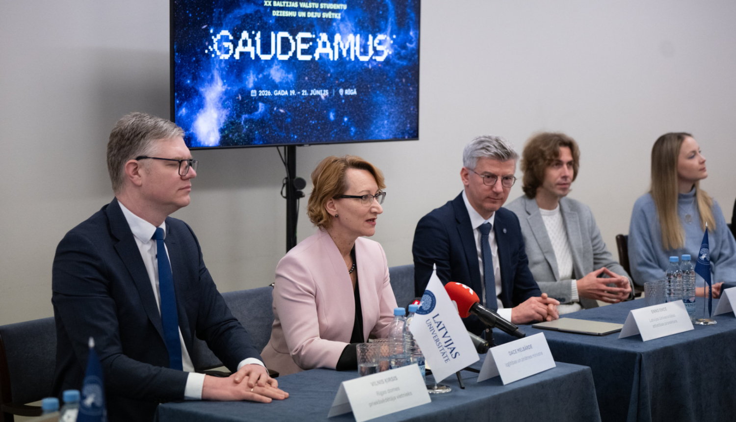 Kopbilde ar preses konferences dalībniekiem