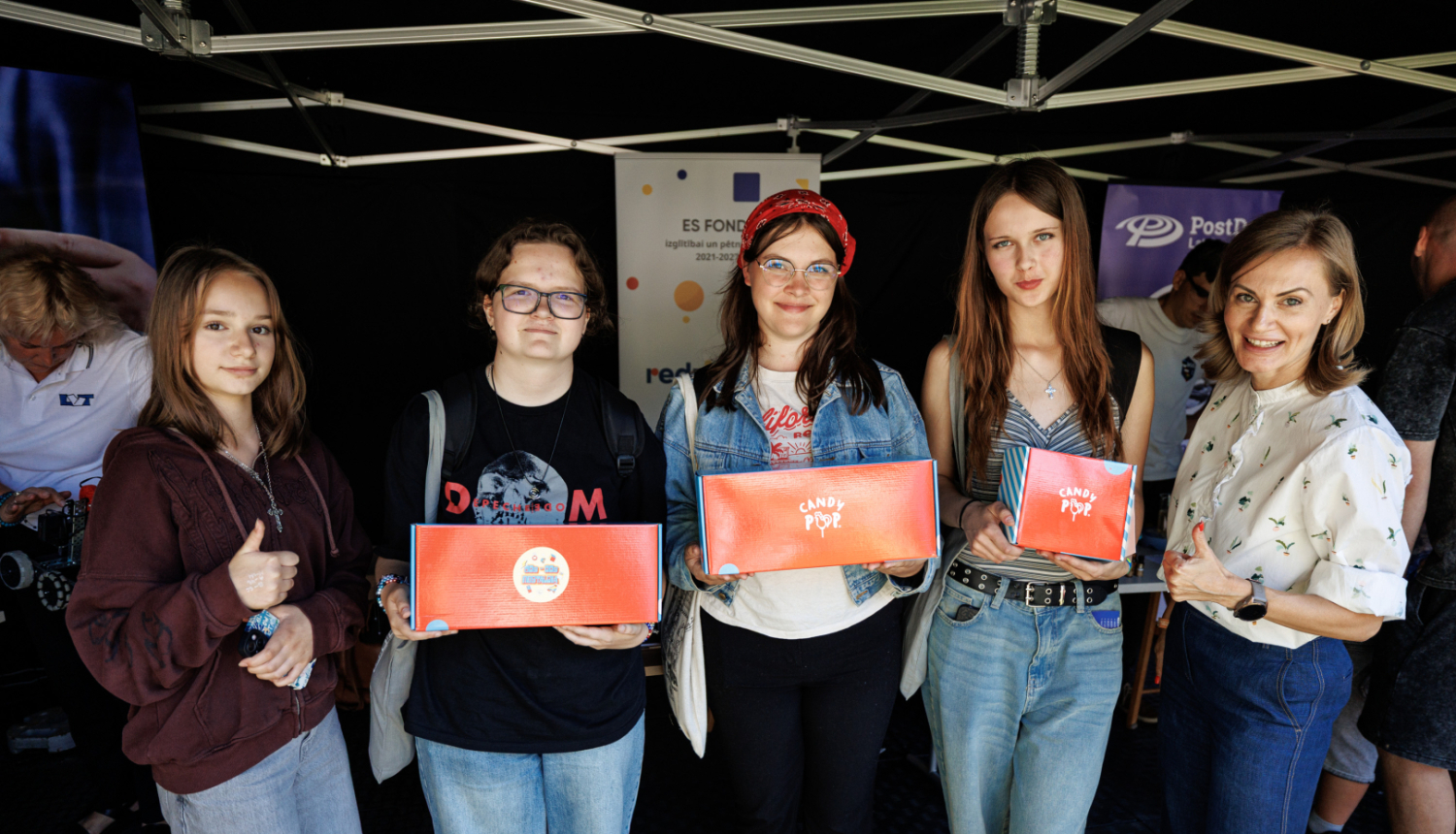 Jaunieši "Redzi Tālāk!" teltī