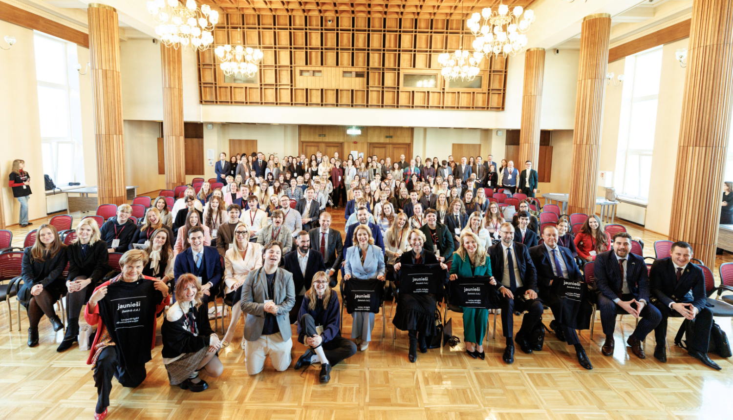 Dalībnieku kopbilde no Nacionālā jaunatnes foruma