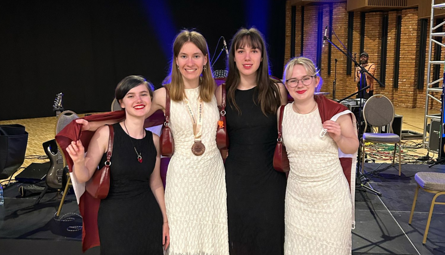 Četras skolnieces no Rīgas Valsts 1. ģimnāzijas