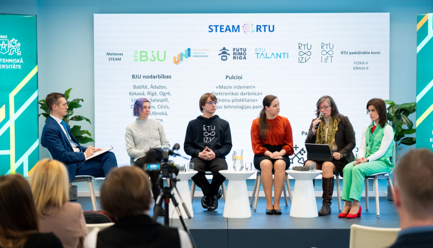 Paneļdiskusijas "Inovatīva pieeja STEAM mācību priekšmetu apguvē – jauni rīki, iespējas un izaicinājumi" dalībnieki