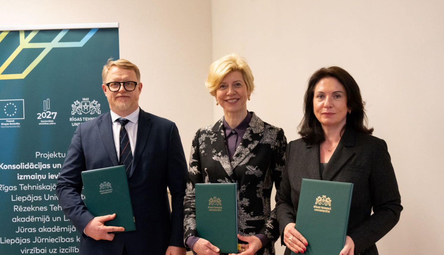 Izglītības un zinātnes ministre Anda Čakša kopā ar RTU rektoru Tāli Juhnu un RTA rektori Ivetu Mietuli sadarbības līguma parakstīšanas pasākumā