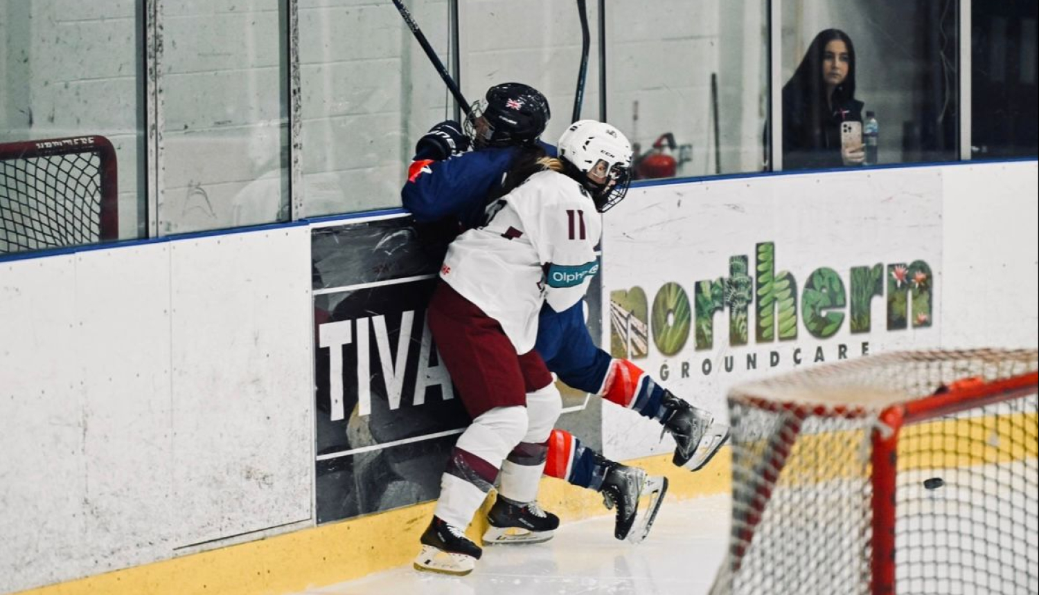 Reičela Taube uz hokeja laukuma