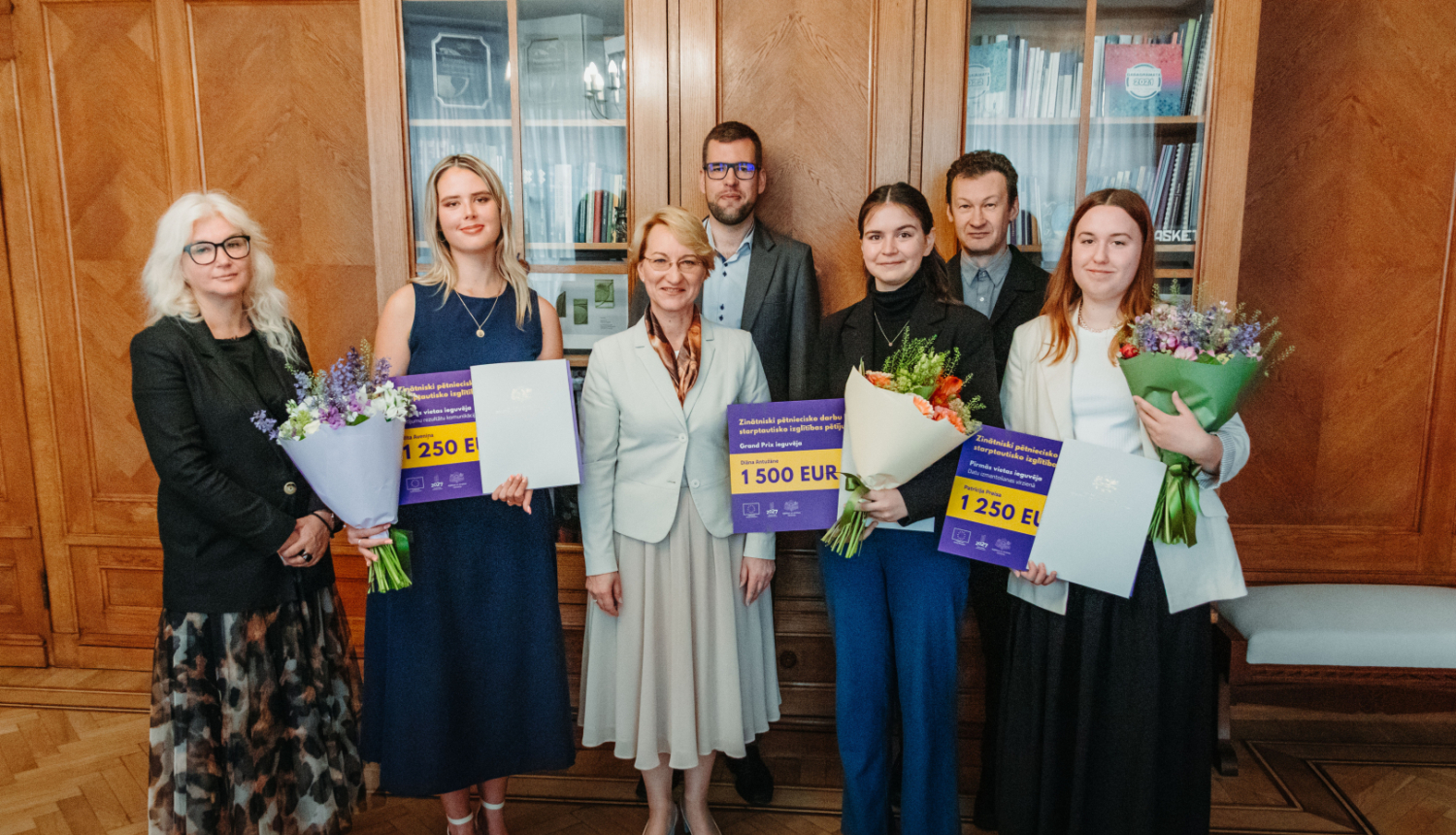 Kopbilde ar uzvarētājiem, kas piedalījās studentu zinātniski pētniecisko darbu konkursā par starptautiskajiem izglītības pētījumiem