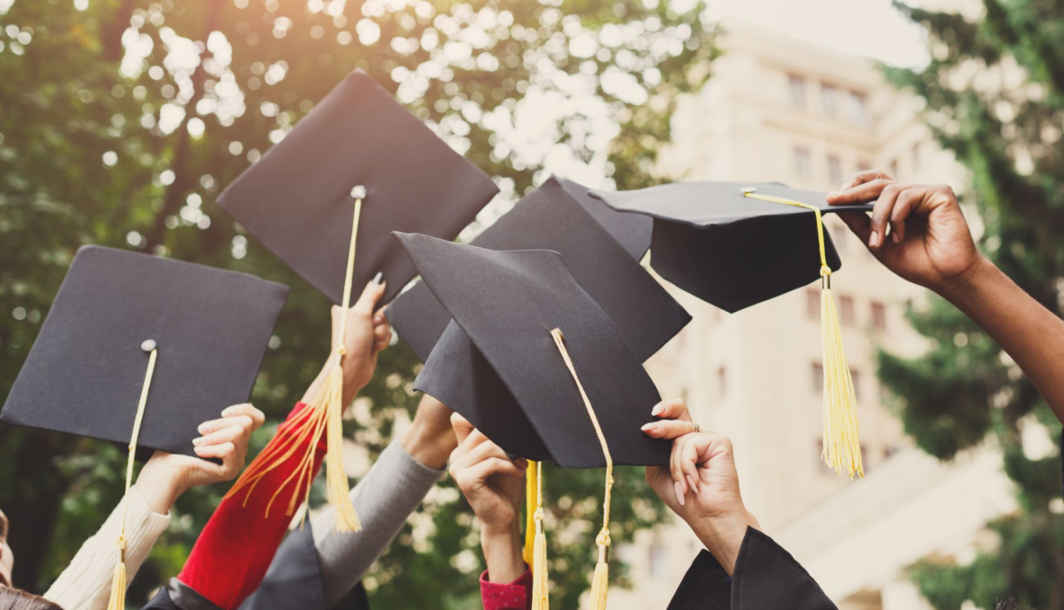 Paceltas rokas, rokās absolventu cepurītes