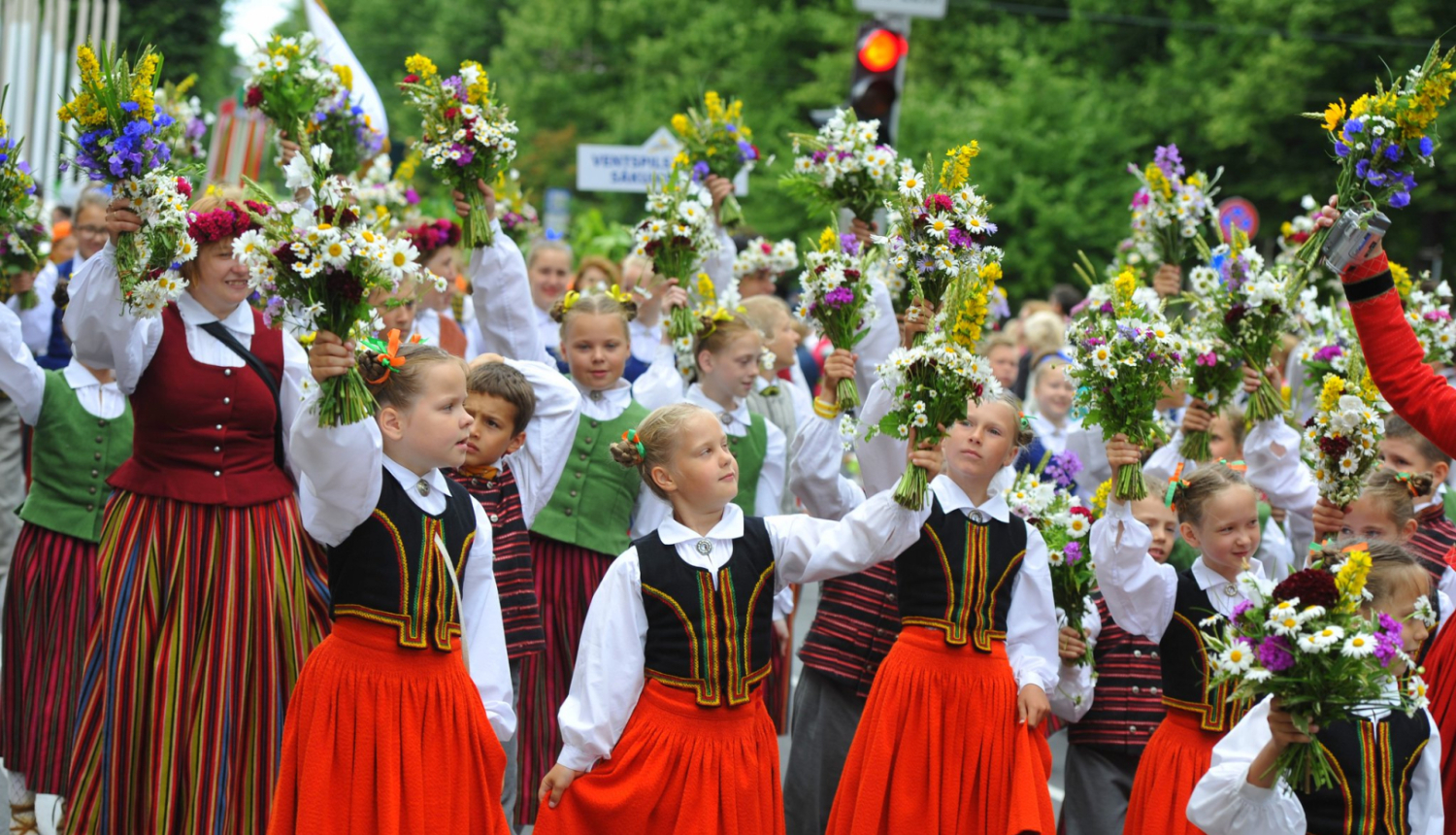 Latvija Skolu jaunatnes dziesmu un deju svētki. Tautumeitas ar pušķiem. 