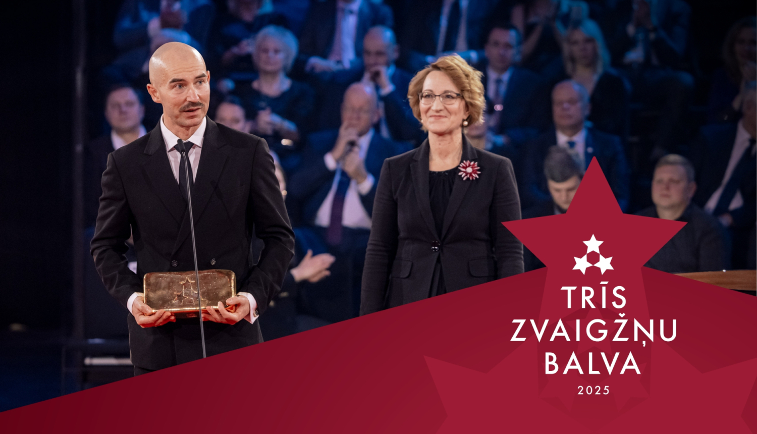 “Gada sporta skolotājs” Arvis Sprude sniedz uzrunu pēc "Trīs Zvaigžnu balvas saņemšanas", balvu pasniedz Izglītības un zinātnes ministre Dace Melbārde