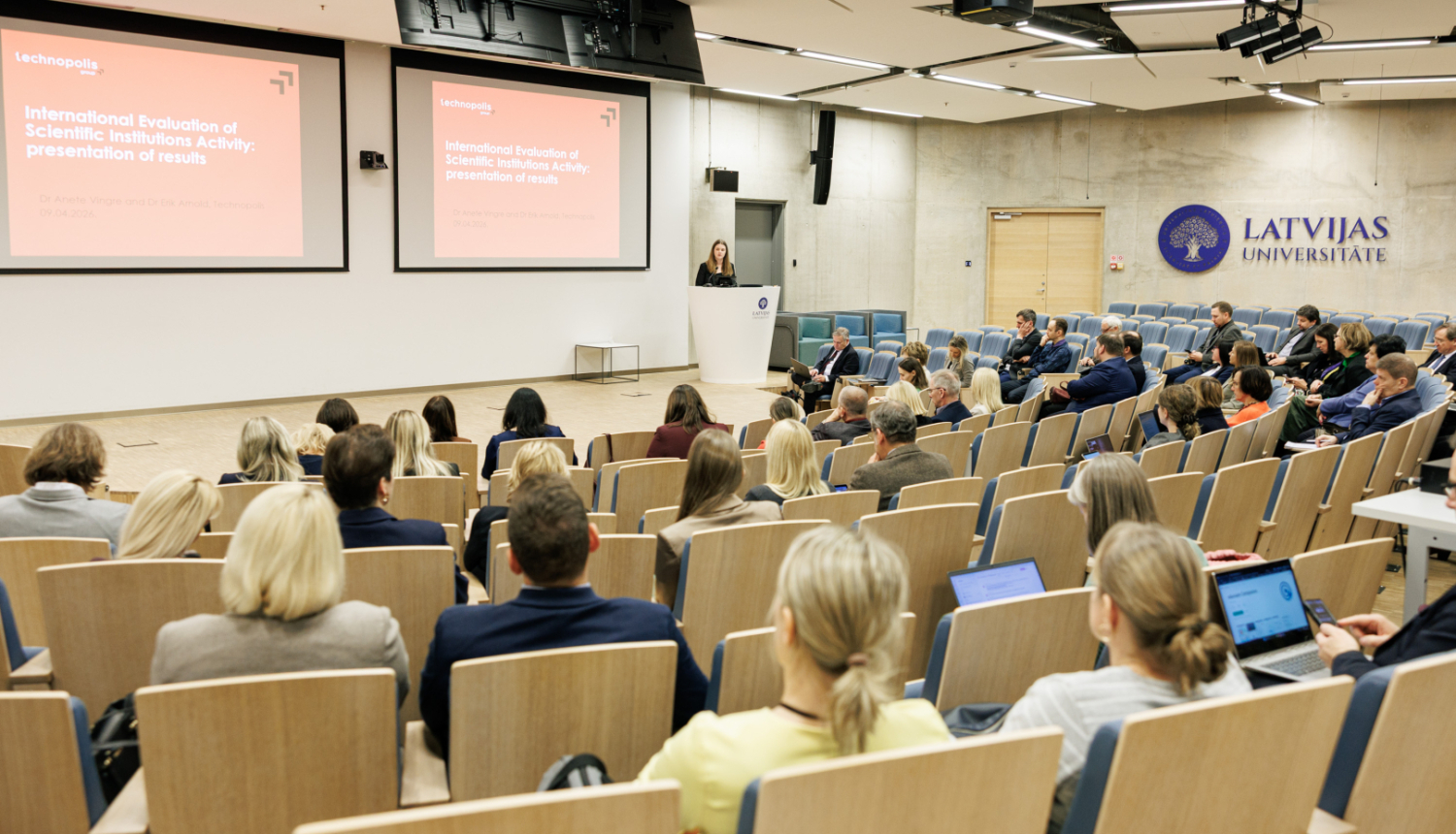 Augstākās izglītības, zinātnes un inovāciju departamenta direktore Liene Levada saka uzrunu