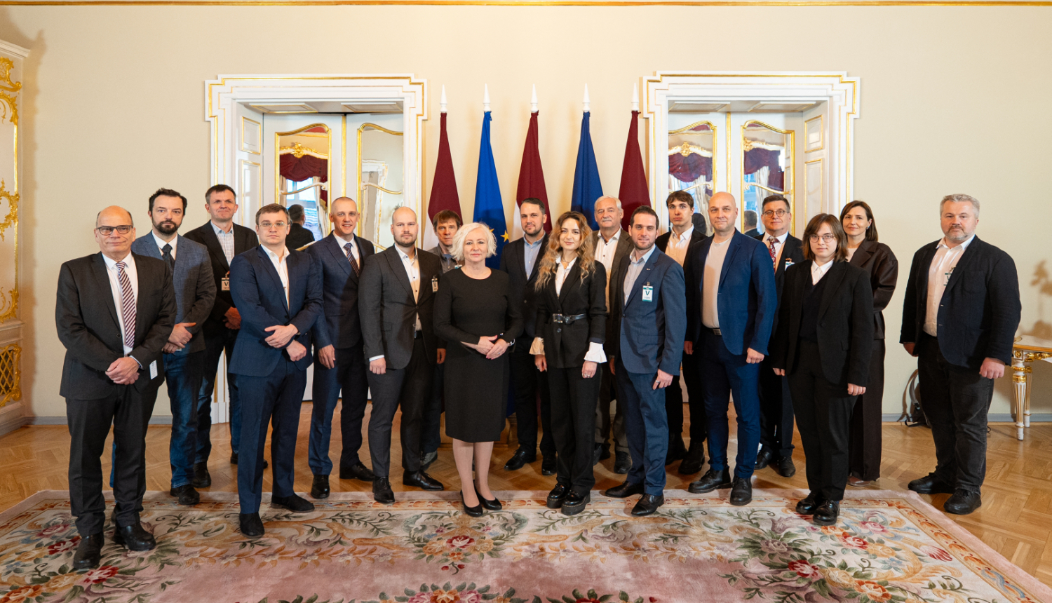 Daigas Mieriņas un Latvijas kosmosa nozares pārstāvju kopbilde 