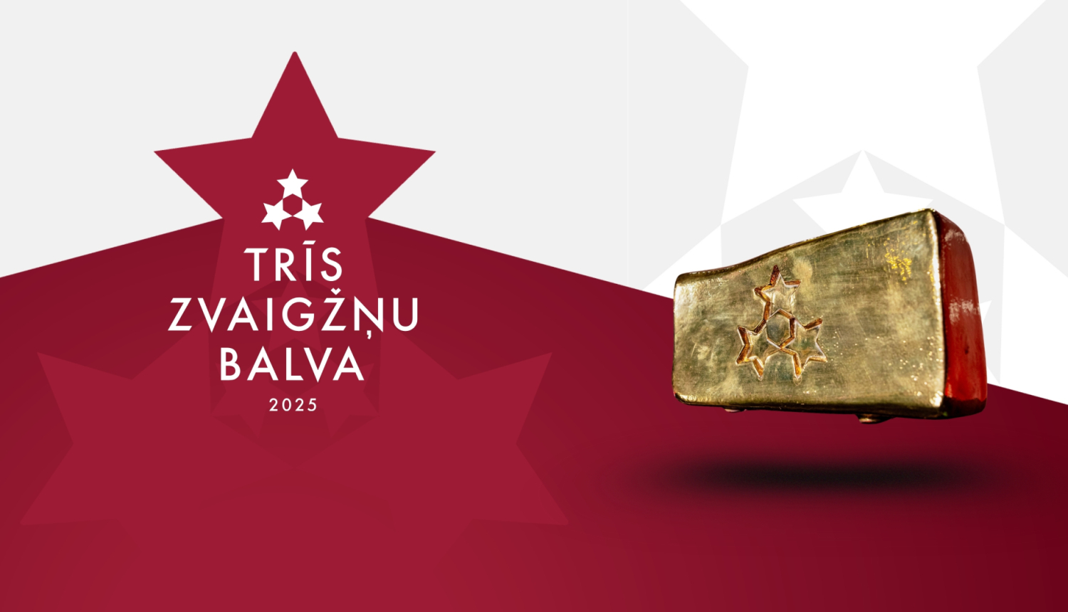 "Trīs Zvaigžņu balva 2025" svinīgā ceremonija, vizuālo materiālu rotā zvaigžņu grafiskie elementi, kā arī simboliska – zelta balva ar trīs zvaigznēm