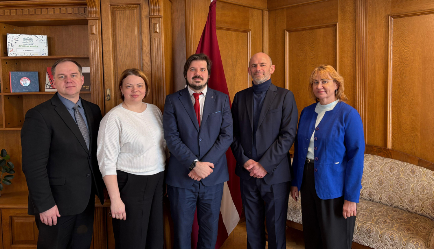 Kopbilde no Izglītības un zinātnes ministrijas valsts sekretāra Jāņa Paidera tikšanās ar Francijas Institūta Latvijā direktoru Ēriku Sirvēnu (Éric Sirven) un direktora vietnieci Sandru Urtāni.