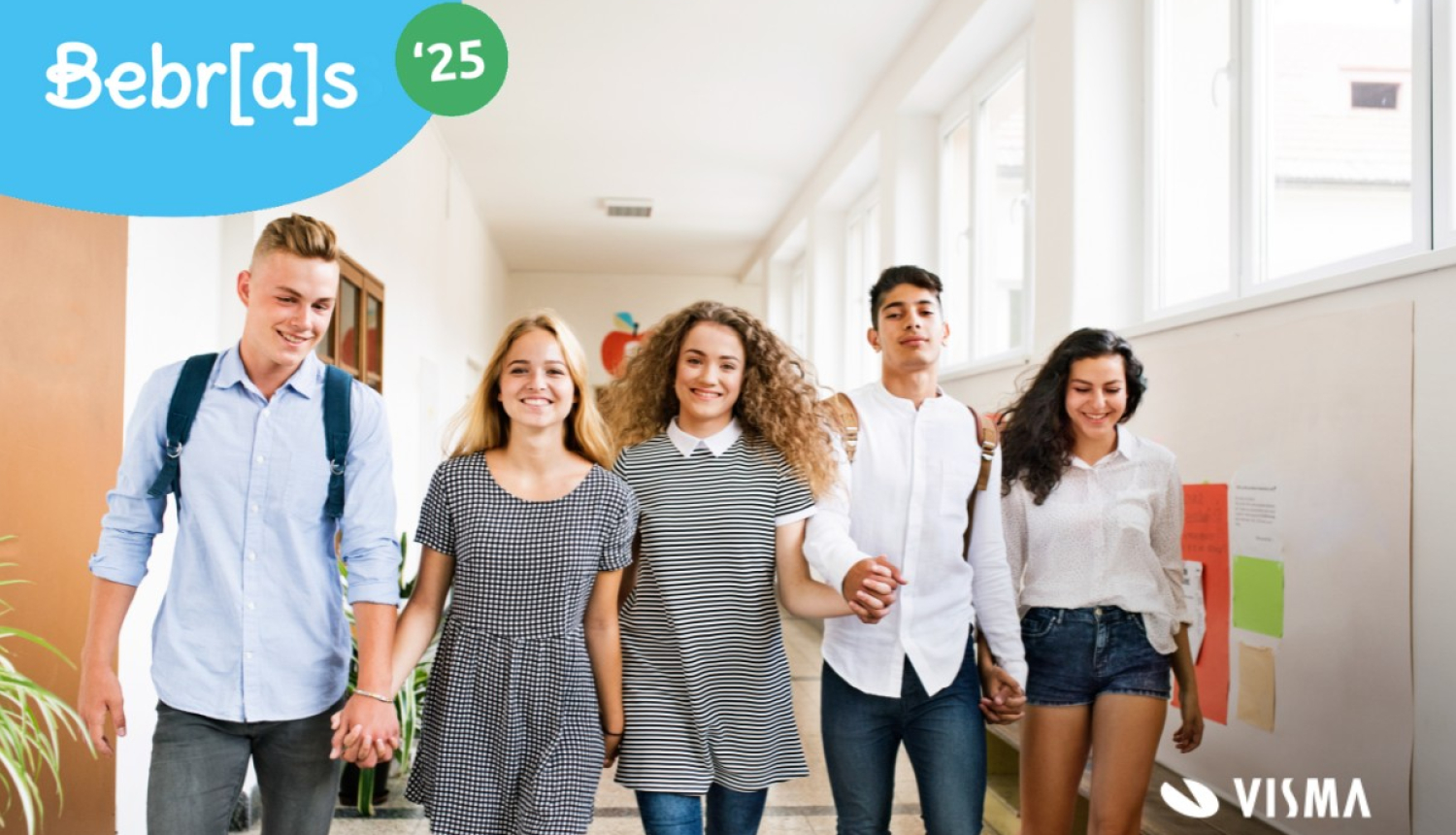 Bebr[a]s'25 Jaunieši priecīgi, sadevušies rokās iet pa gaiteni