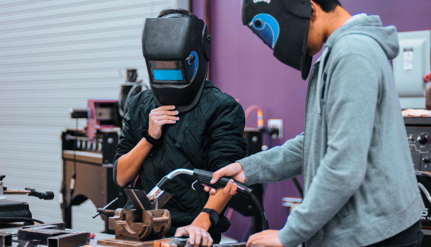 Divi jaunieši mācību vidē apgūst metināšanu