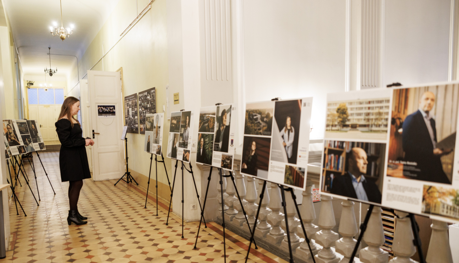 Sieviete vēro "Zinātne Latvijai 2025" kalendāru izstādi.