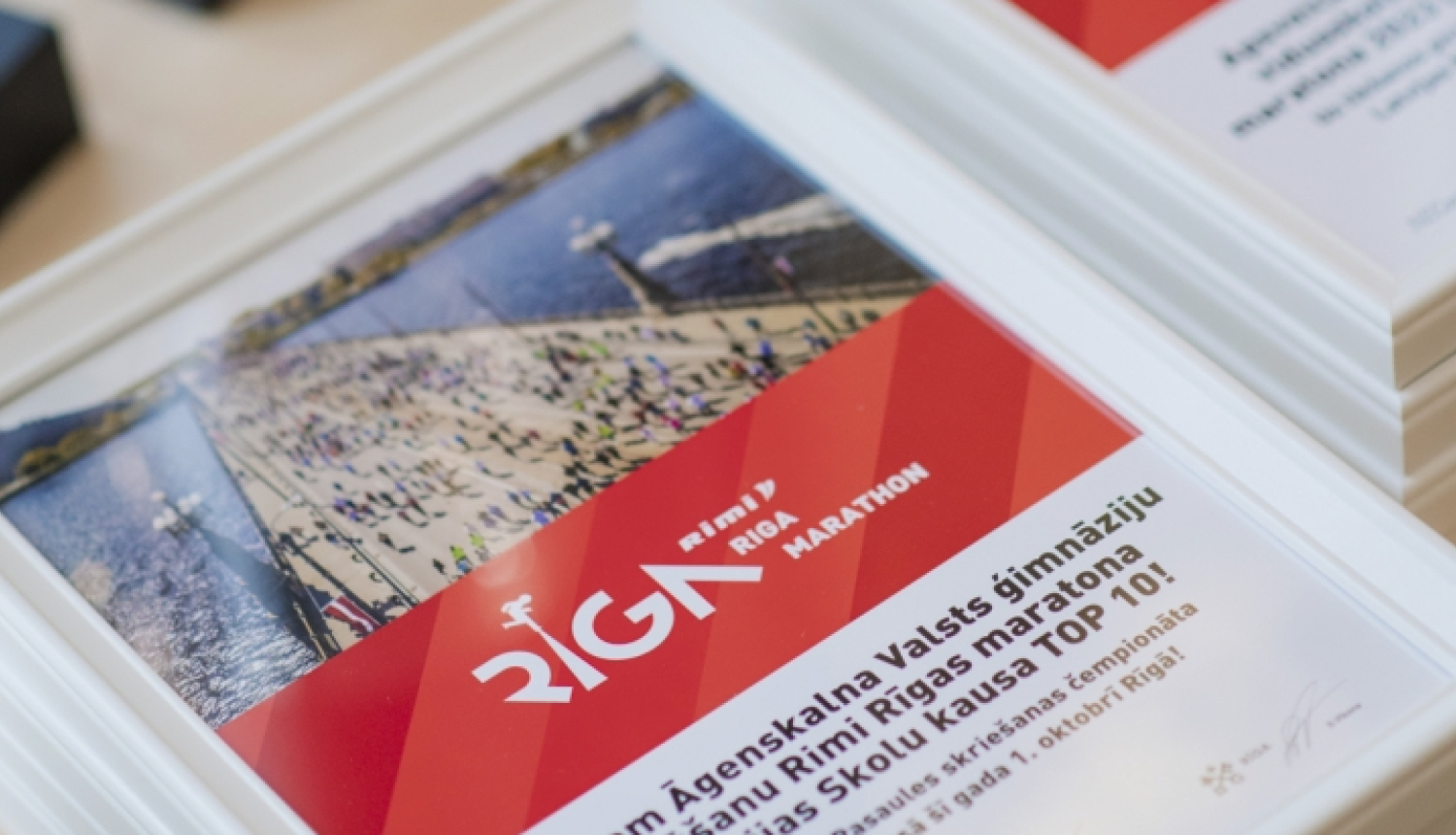 Rimi Rīgas maratona Latvijas Skolu kausa diplomi nolikti uz galda