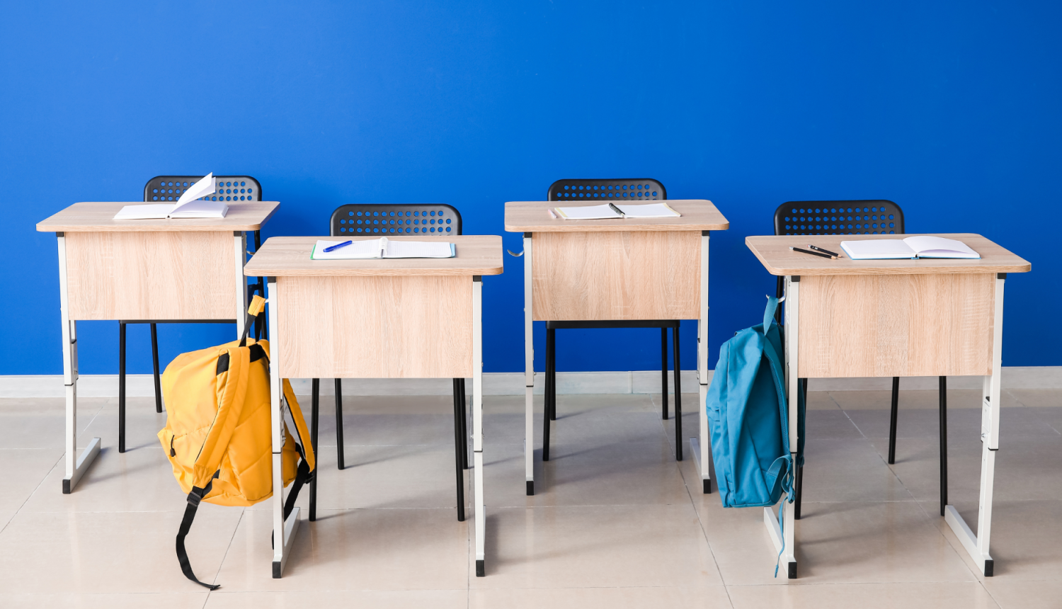 Skolas soli un krēsli ar mugursomu