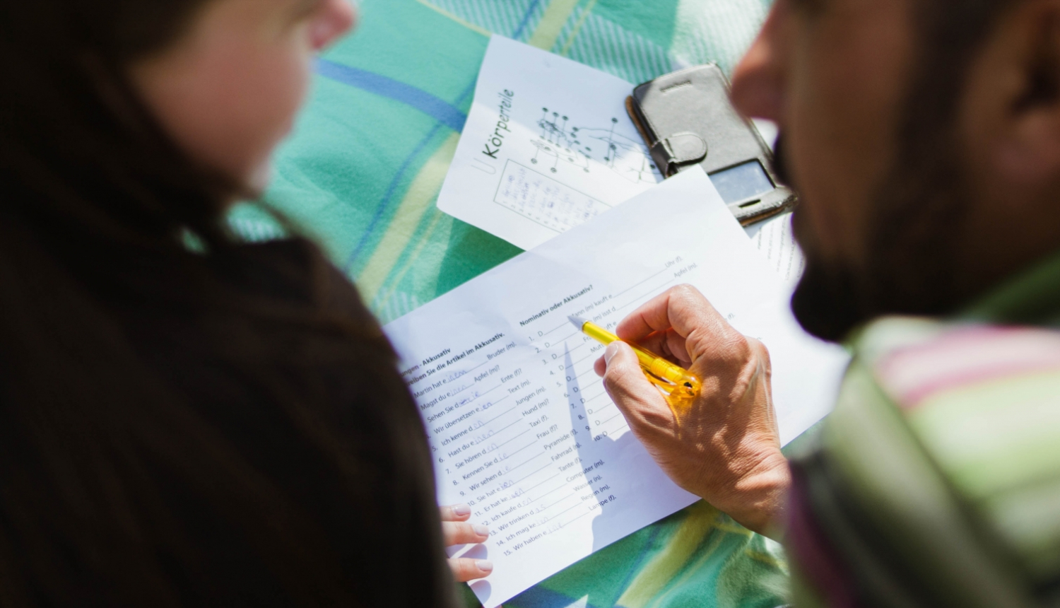 vīrietis skaidro uzdevumu