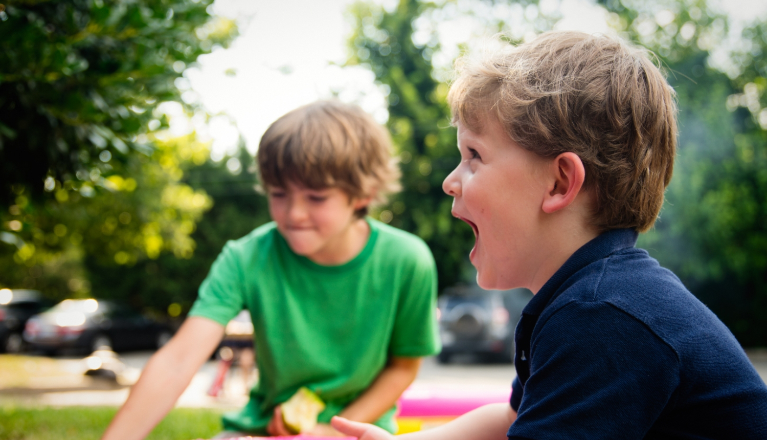 bērni spēlējas ārā