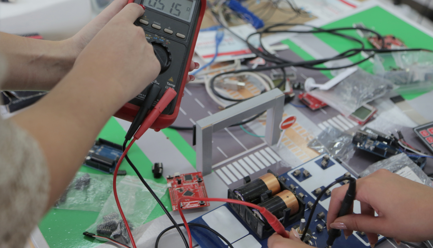 Divas meitenes mēra spriegumu