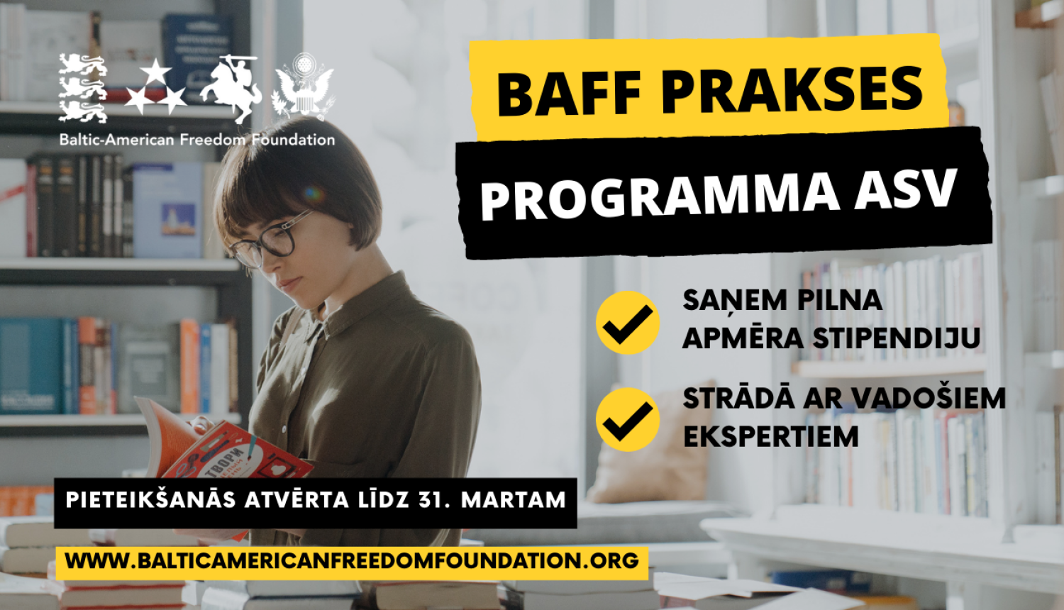 studente lasa grāmatu