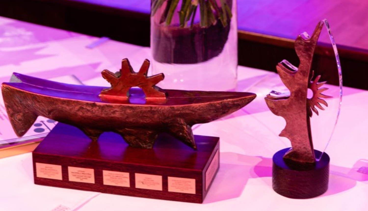 balvas attēls ar ziediem fonā