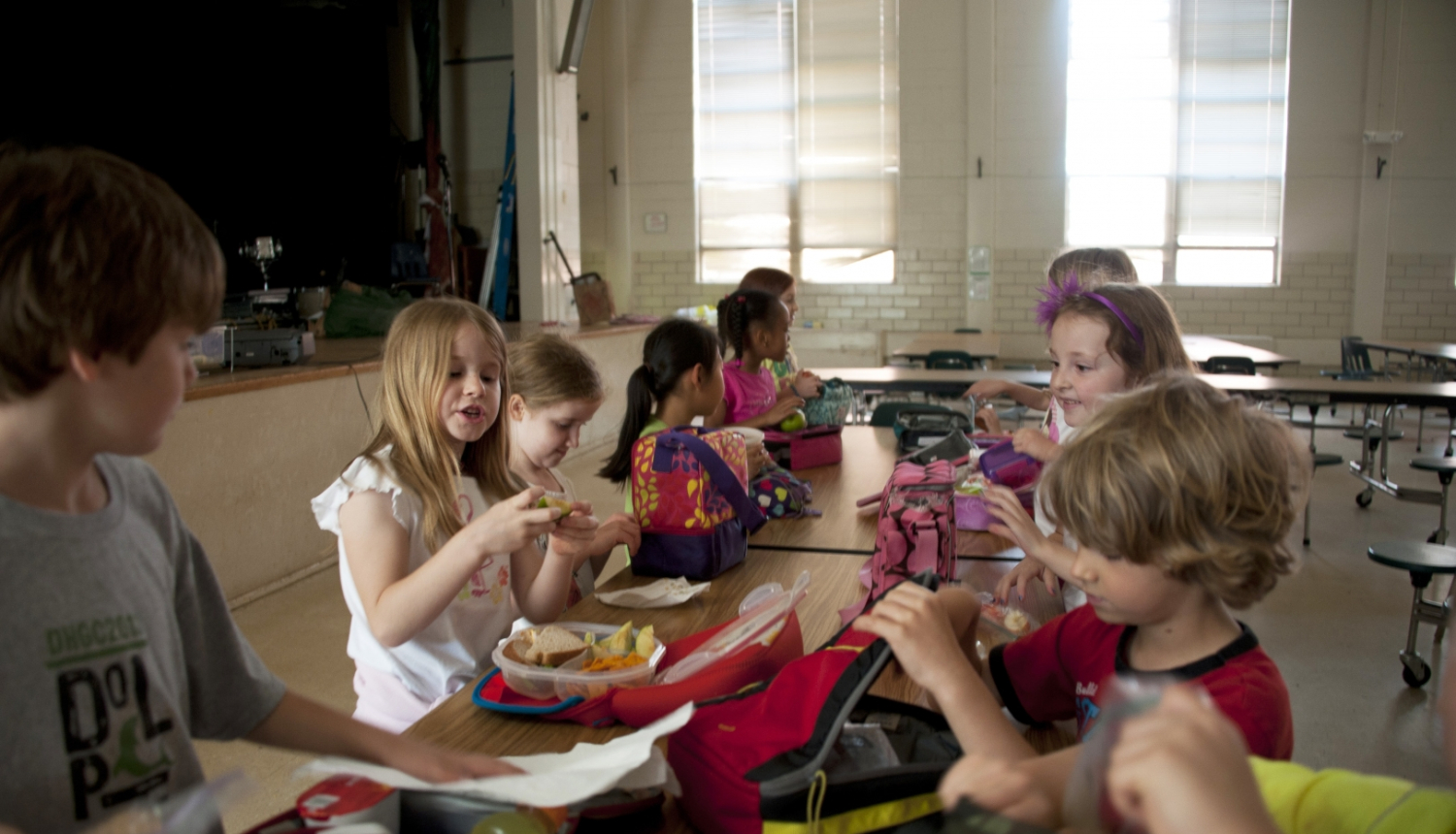 klases telpā bērni ēd