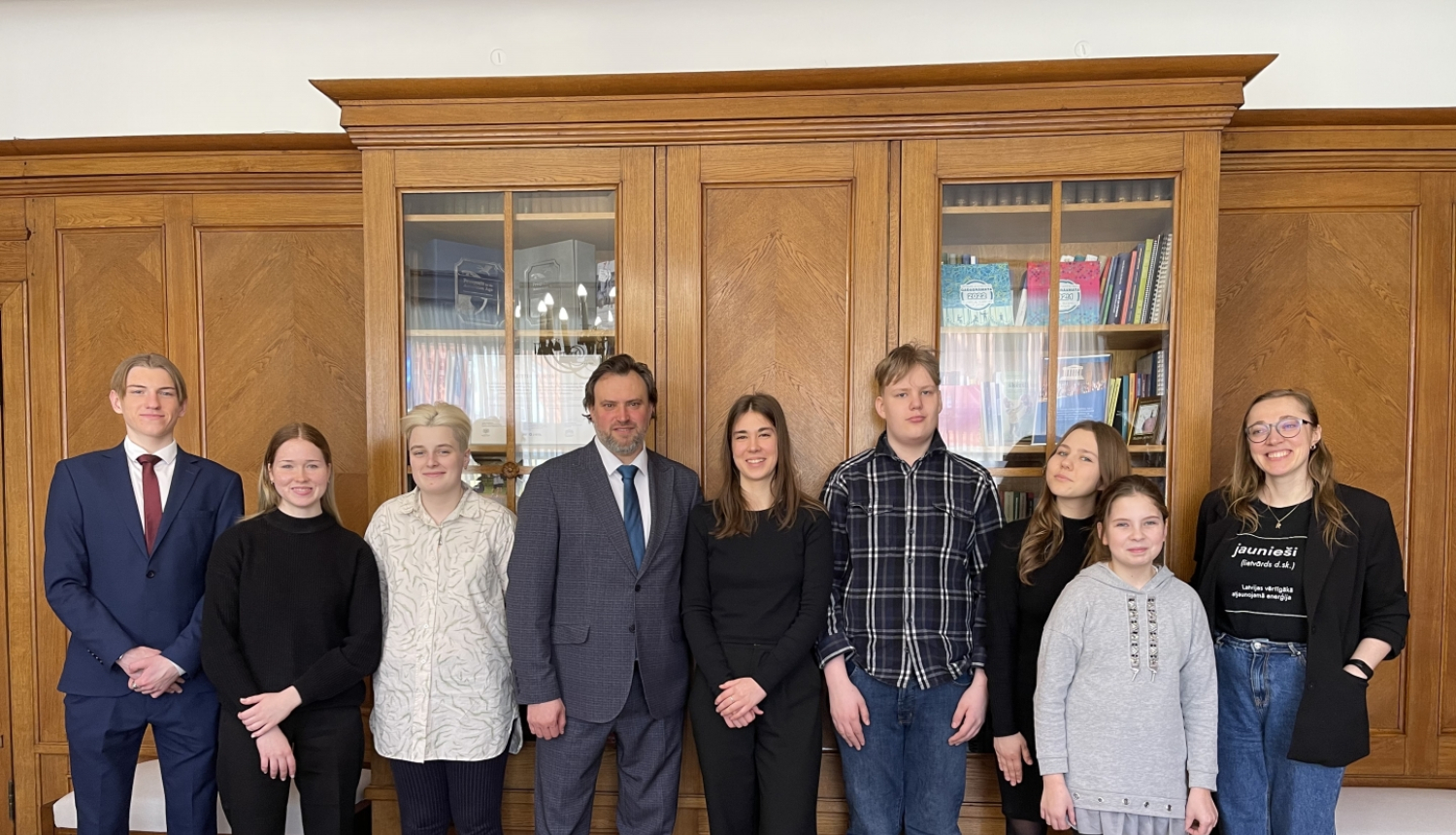 dalībnieki pozē attēlam