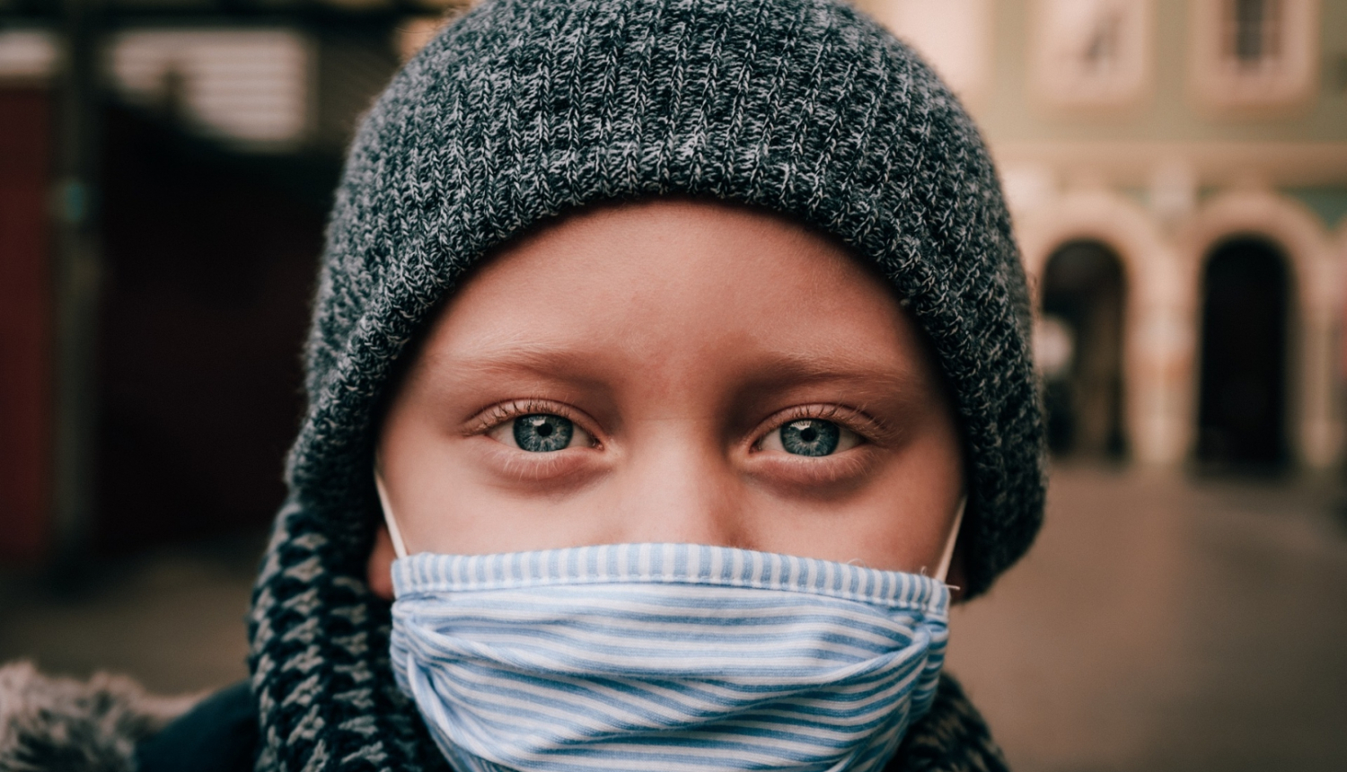 Bērns ar sejas masku