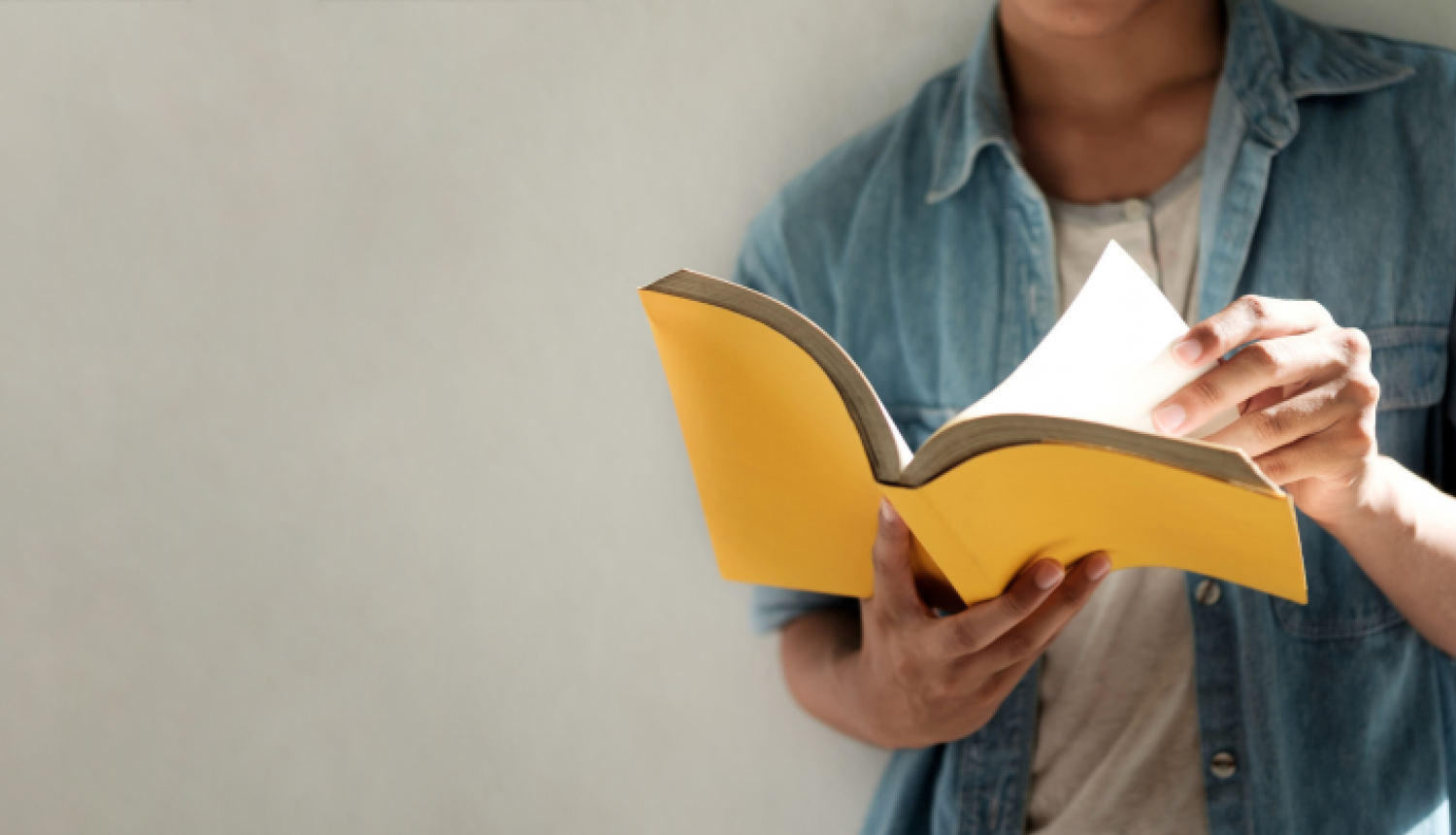 Cilvēks lasa grāmatu