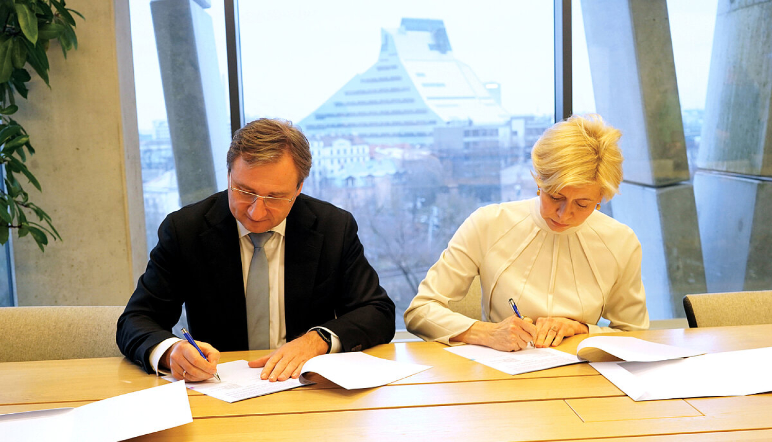 LU rektors profesors Gundars Bērziņš un izglītības un zinātnes ministre Anda Čakša paraksta līgumu par institucionālā finansējuma ieviešanu.