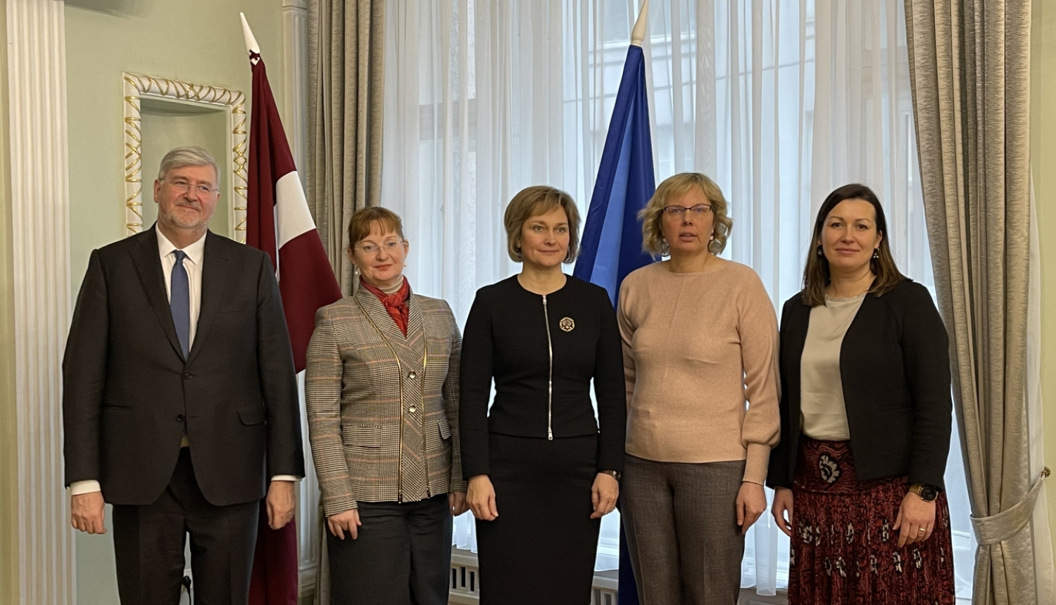 pārstāvji pozē attēlam