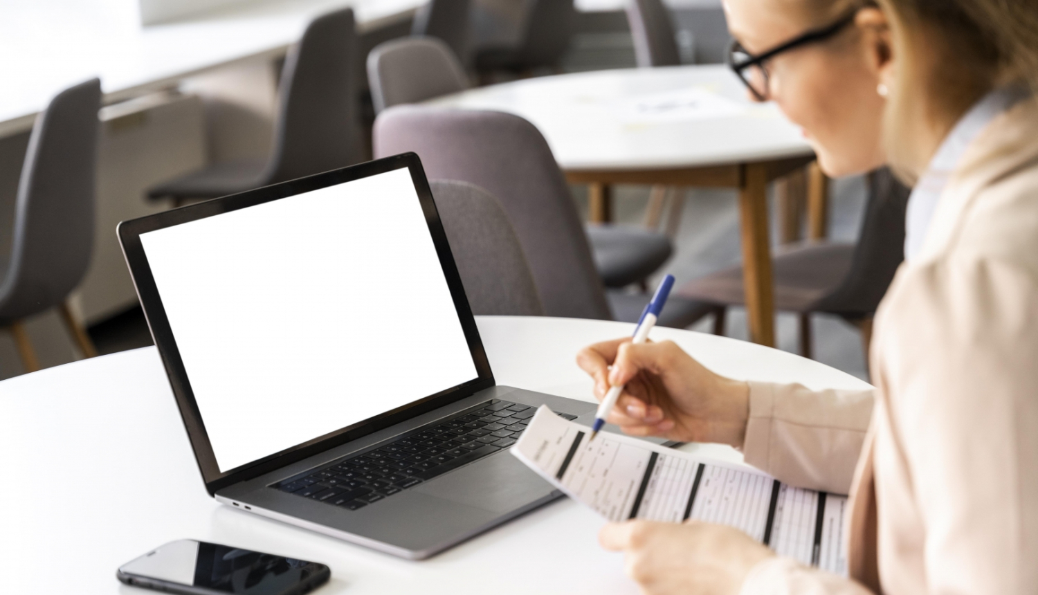 Pedagogs strādā ar portatīvo datoru