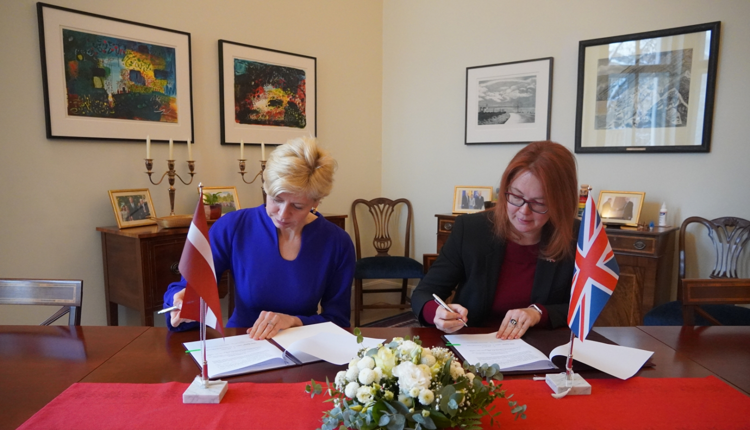 Izglītības un zinātnes ministre Anda Čakša un British Council pārstāvniecības Latvijā vadītāja Zane Matesoviča paraksta sadarbības memorandu