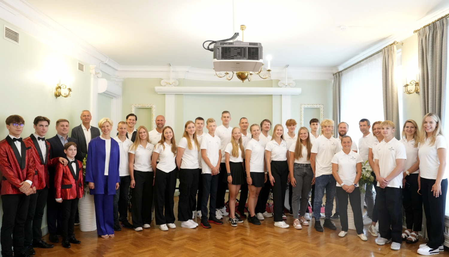 Jaunos sportistus sveic izglītības un zinātnes ministre Anda Čakša un viņas padomnieks sporta jautājumos Ainars Bagatskis.