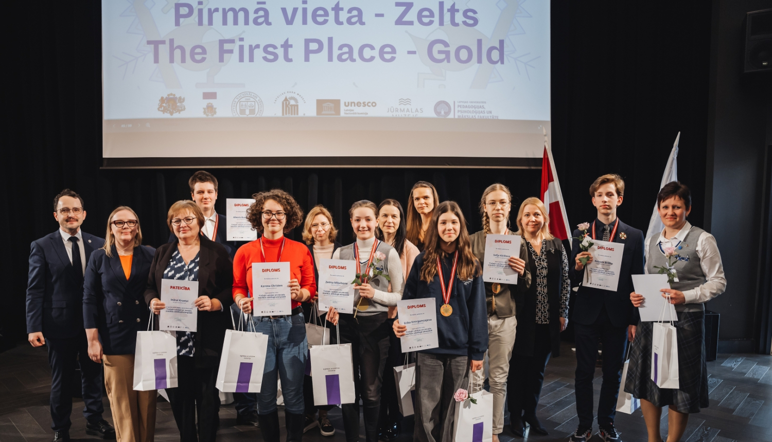 Latvijas un novadu mācības atklātās olimpiādes uzvarētāju kopbilde